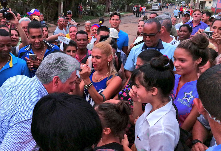 "Presidente, los niños te queremos", dice una pequeña en uniforme de pionera entre la multitud que lo saluda. Él sonríe, le da un beso y continúa explicando a los vecinos de Moa cómo el gobierno sigue paso a paso el desarrollo del territorio. /Foto: Twitter de Laura Aldama (@lauralop2002es1)