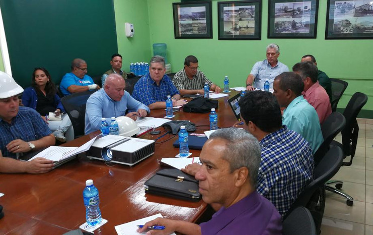 Díaz-Canel sostuvo un encuentro con directivos y trabajadores de la Empresa Moa-Níquel S.A. Pedro Soto Alba, con quienes intercambió sobre perspectivas, salario promedio, precios de los productos en el mercado internacional y desarrollo de proyectos para la conservación del medio ambiente y contra la contaminación ambiental. /Foto: Presidencia Cuba