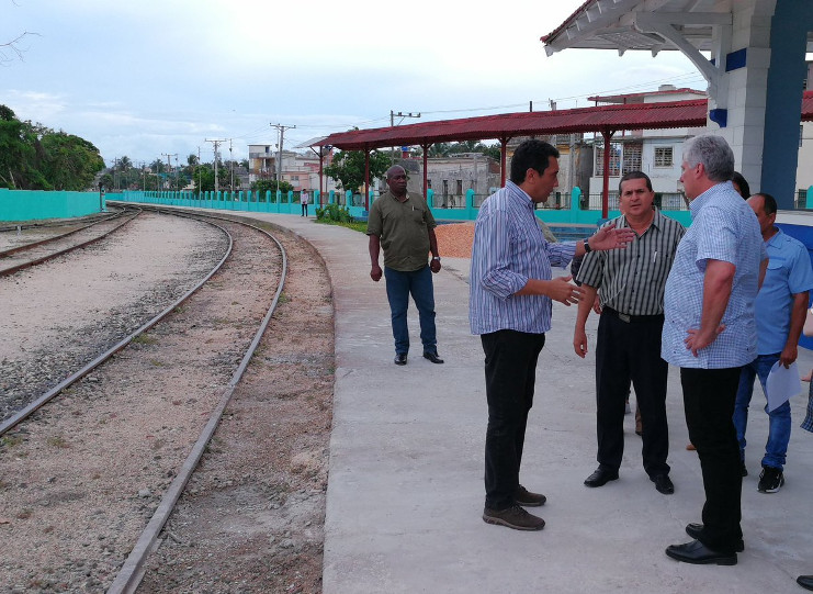 Recorrido del presidente cubano por la terminal de ferrocarril de Holguín, una de las provincias que recibirá nuevos vagones chinos para el transporte del pueblo. /Foto: Presidencia Cuba