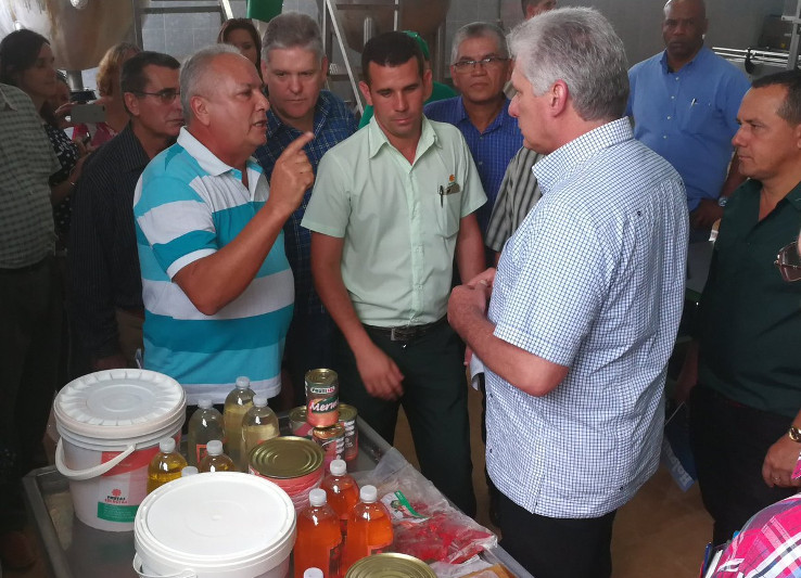 En la minindustria de Frutas Selectas de Holguín. /Foto: Presidencia Cuba