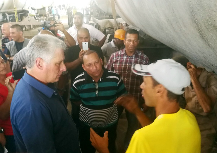 Visita a la Unidad Empresarial de Base de reparación de tanques cisterna ferroviarios. Díaz-Canel intercambia con los trabajadores y se interesa por detalles del proceso y sobre las condiciones de trabajo. /Foto: Presidencia Cuba
