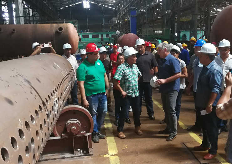 La Empresa de Calderas Jesús Menéndez recibe la visita de los miembros del Consejo de Ministros encabezada por su presidente Miguel Díaz-Canel. La entidad produce calderas de vapor y otros componentes para el área termoenergética de los ingenios azucareros. /Foto: Presidencia Cuba