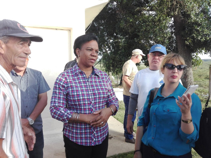 Vicepresidenta Inés María Chapman intercambia con directivos de la rama hidráulica y trabajadores de la estación de rebombeo Zapatero, cuyo encargo es el abasto al poblado de Mataguá, del municipio de Manicaragua. /Foto: Twitter cuenta @InesMChapman