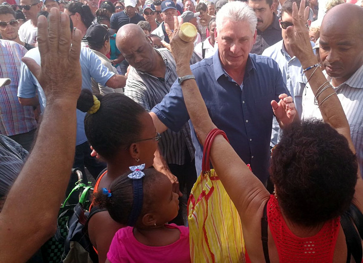 "Saludos sagueros". A su paso por Sagua la Grande el Presidente Díaz-Canel se detiene a conversar con el pueblo que se aglomera a su paso, con emotivas muestras de cariño y apoyo. /Foto: Presidencia Cuba