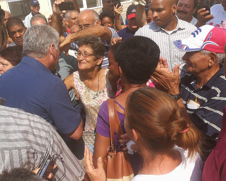 "Saludos sagueros". A su paso por Sagua la Grande el Presidente Díaz-Canel se detiene a conversar con el pueblo que se aglomera a su paso, con emotivas muestras de cariño y apoyo. /Foto: Presidencia Cuba