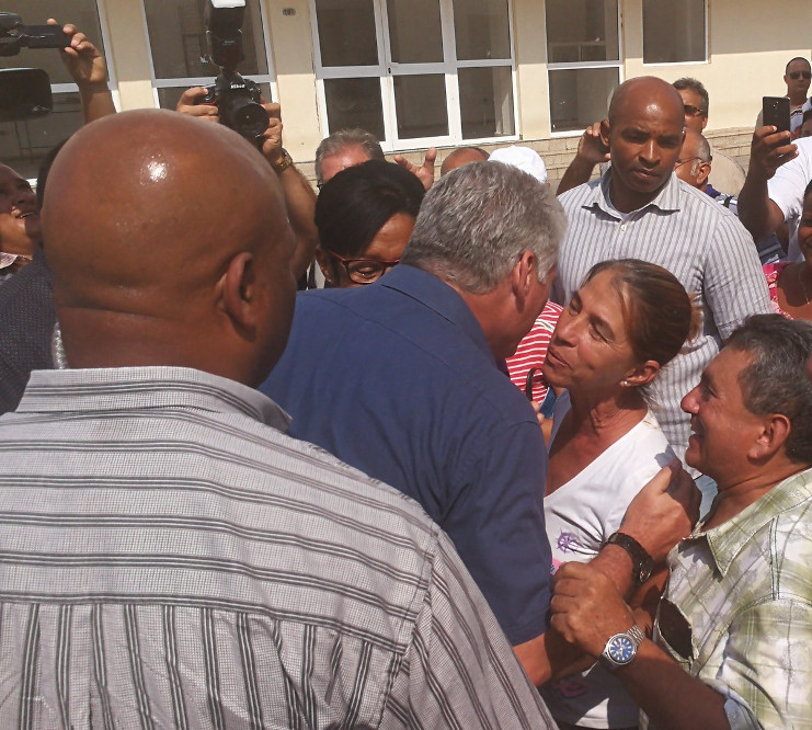 "Saludos sagueros". A su paso por Sagua la Grande el Presidente Díaz-Canel se detiene a conversar con el pueblo que se aglomera a su paso, con emotivas muestras de cariño y apoyo. /Foto: Presidencia Cuba