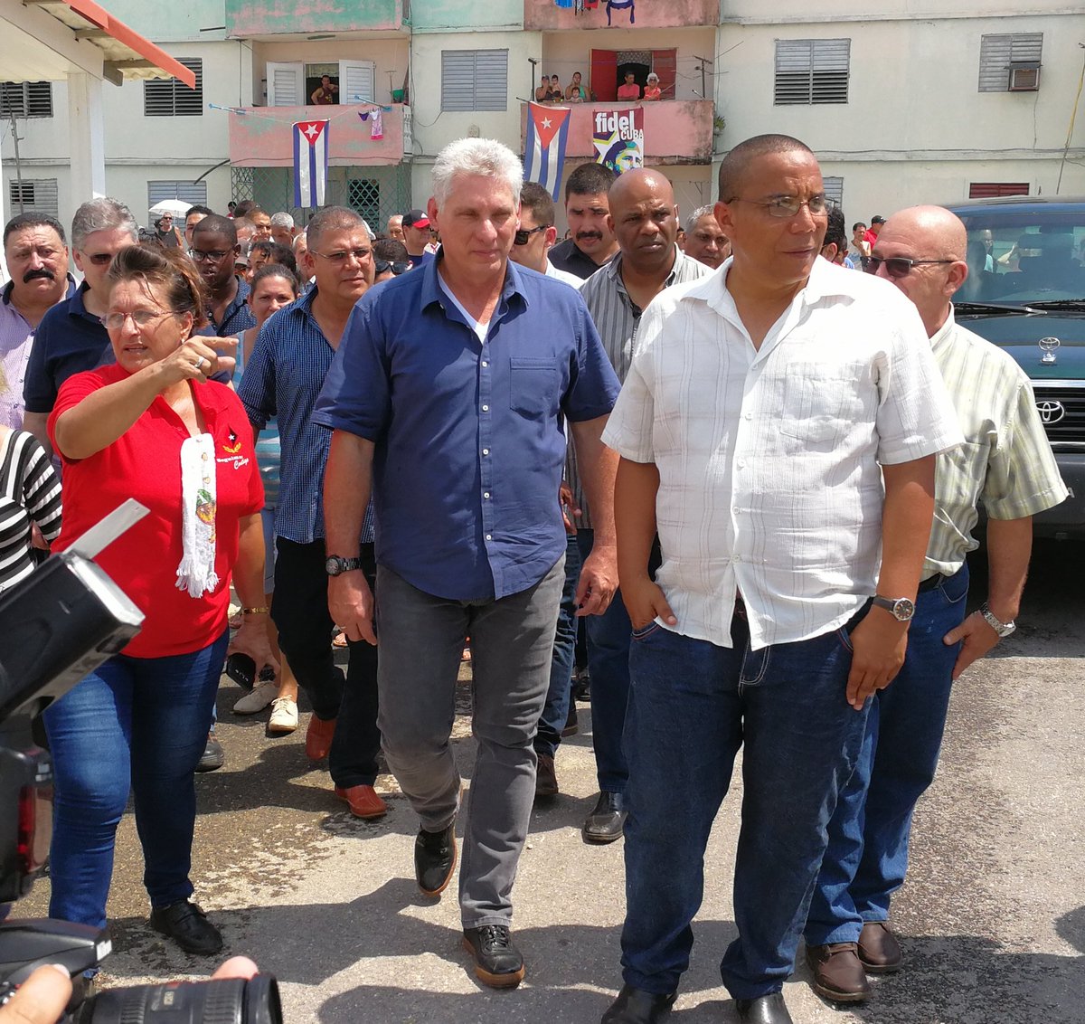 La marcha de la política de la vivienda es una prioridad en la agenda del gobierno de Cuba. El presidente Díaz-Canel visita la comunidad Nueva Isabela, de Petrocasas, entregadas a familias afectadas por el Huracán Irma. /Foto: Presidencia Cuba