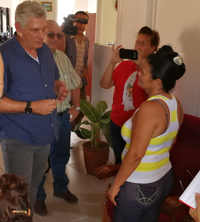 La marcha de la política de la vivienda es una prioridad en la agenda del gobierno de Cuba. El presidente Díaz-Canel visita la comunidad Nueva Isabela, de Petrocasas, entregadas a familias afectadas por el Huracán Irma. /Foto: Presidencia Cuba