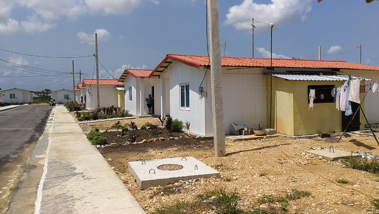 La marcha de la política de la vivienda es una prioridad en la agenda del gobierno de Cuba. El presidente Díaz-Canel visita la comunidad Nueva Isabela, de Petrocasas, entregadas a familias afectadas por el Huracán Irma. /Foto: Presidencia Cuba