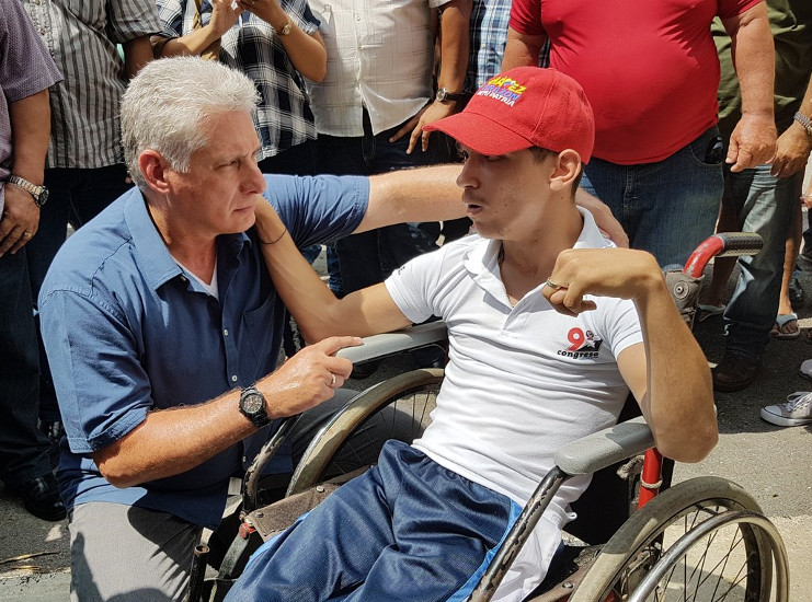 Alejandro vive en la comunidad Nueva Isabela, en Sagua La Grande. Habló con el presidente Díaz-Canel como si fueran viejos amigos. El joven le dijo que tenían iguales gustos en la música y agradeció a la Revolución por la oportunidad de estudiar y de soñar. /Foto: Cuenta en Twitter de Angélica Paredes (@aparedesrebelde)