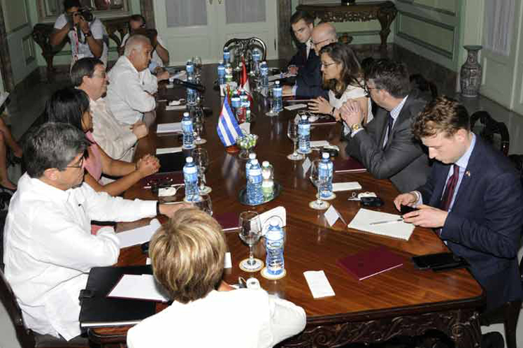 La ronda de conversaciones entre los titulares de Exteriores de Cuba y Canadá tuvo por sede la cancillería. /Foto: Vladimir Molina