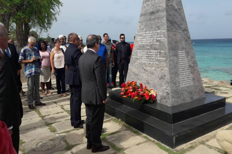 Bruno Rodríguez colocó esta mañana en Barbados una ofrenda floral ante el monumento a las víctimas del atentado terrorista al vuelo CU-455 de Cubana de Aviación en octubre de 1976. /Foto: Prensa Latina