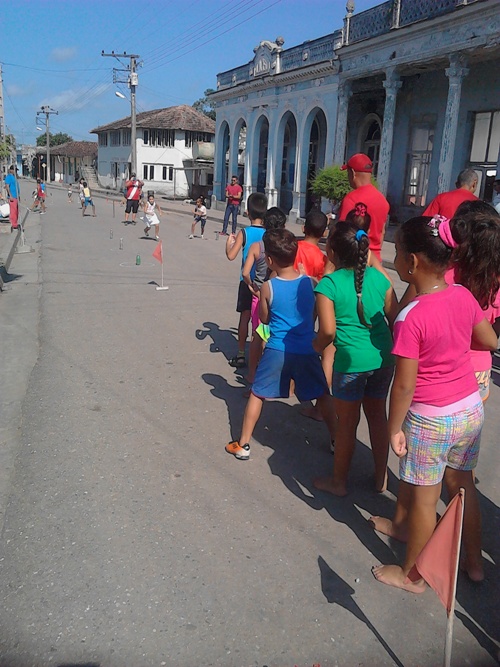 2- Cerrado el paso vehicular por el área, la calle General Alemán se convierte, inapelablemente, en espacio de juegos y competencias a pesar del inclemente sol mañanero./ Foto: cortesía Mildrey Vázquez Suárez