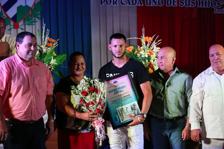 Uno de los Premios Especiales de la gala recayó en el jardinero Félix Rodríguez (más valioso del team)./Foto: Aslam Castellón