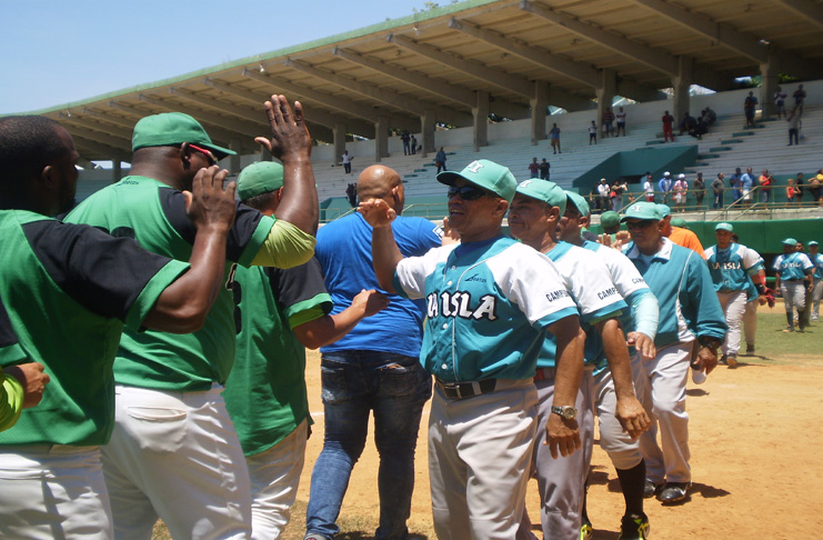 El rival, la Isla, salió a saludar a los ganadores al terminar el duelo. /Foto: Darilys