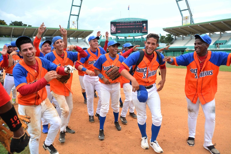 Los Gallos nuevos campeones de la categoría Sub 23, en la VI Serie Nacional de Béisbol, al vencer a los Elefantes en el play off final, en el Estadio 5 de Septiembre de la ciudad de Cienfuegos, Cuba, el 14 de junio de 2019. ACN FOTO/ Modesto GUTIÉRREZ CABO/