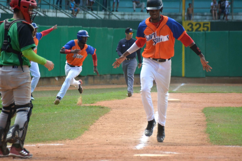 Ganan los Gallos el play off final de la VI Serie Nacional de Béisbol categoría Sub 23, al vencer a los Elefantes, en el Estadio 5 de Septiembre de la ciudad de Cienfuegos, Cuba, el 14 de junio de 2019. ACN FOTO/ Modesto GUTIÉRREZ CABO/