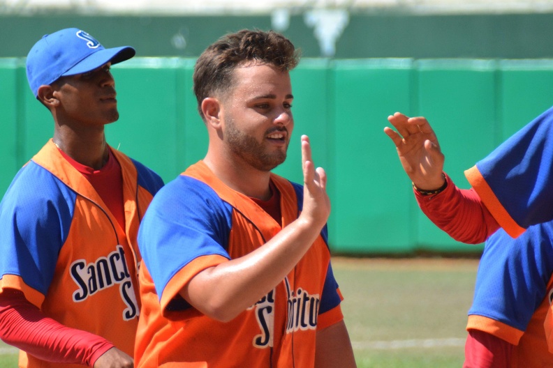 El lanzador zurdo Edelso Montesinos (C), ganador por los Gallos del último partido del play off final de la VI Serie Nacional de Béisbol categoría Sub 23, frente a los Elefantes, en el Estadio 5 de Septiembre de la ciudad de Cienfuegos, Cuba, el 14 de junio de 2019. ACN FOTO/ Modesto GUTIÉRREZ CABO/