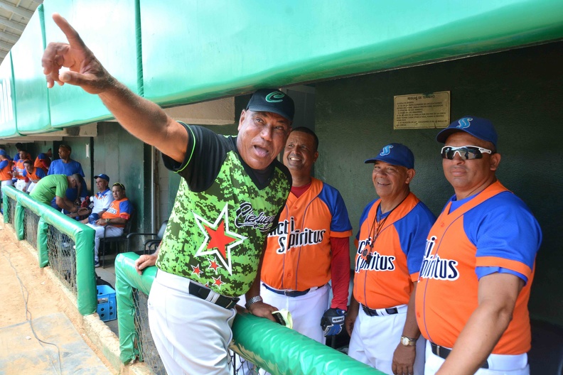 Antonio Muñoz (I), Gloria del deporte cubano, felicita a integrantes de los Gallos, en el último partido del play off final de la VI Serie Nacional de Béisbol categoría Sub 23, tras la victoria frente a los Elefantes, en el Estadio 5 de Septiembre de la ciudad de Cienfuegos, Cuba, el 14 de junio de 2019. ACN FOTO/ Modesto GUTIÉRREZ CABO/