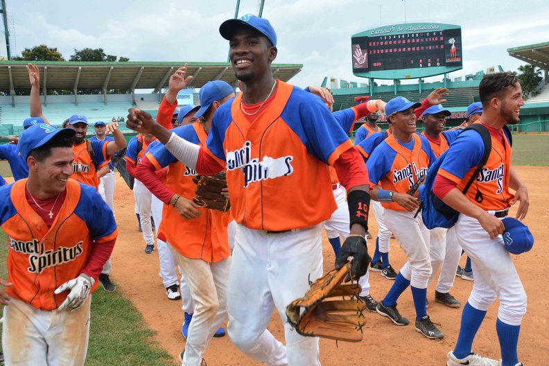 Los Gallos nuevos campeones de la categoría Sub 23, en la VI Serie Nacional de Béisbol, al vencer a los Elefantes en el play off final, en el Estadio 5 de Septiembre de la ciudad de Cienfuegos, Cuba, el 14 de junio de 2019. ACN FOTO/ Modesto GUTIÉRREZ CABO/