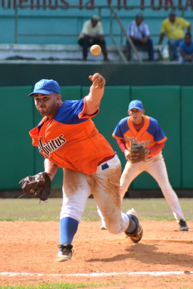 El lanzador zurdo Edelso Montesinos (I), ganador por los Gallos del último partido del play off final de la VI Serie Nacional de Béisbol categoría Sub 23, frente a los Elefantes, en el Estadio 5 de Septiembre de la ciudad de Cienfuegos, Cuba, el 14 de junio de 2019. ACN FOTO/ Modesto GUTIÉRREZ CABO