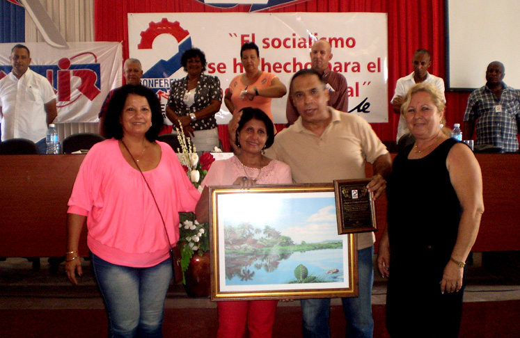 De manos de Alfredo Machado López, presidente de la Anir a nivel de país, recibió Amparo Chongo González, en la directiva anterior, el reconocimiento por sus años de labor. /Foto: Darilys