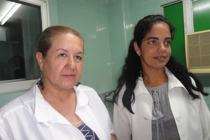 De izquierda a derecha, la doctora Margarita Hernández Sánchez, jefa del departamento de Donaciones y Lázara Ramos Cuéllar, subdirectora del Banco Provincial de Sangre. /Foto: Magalys
