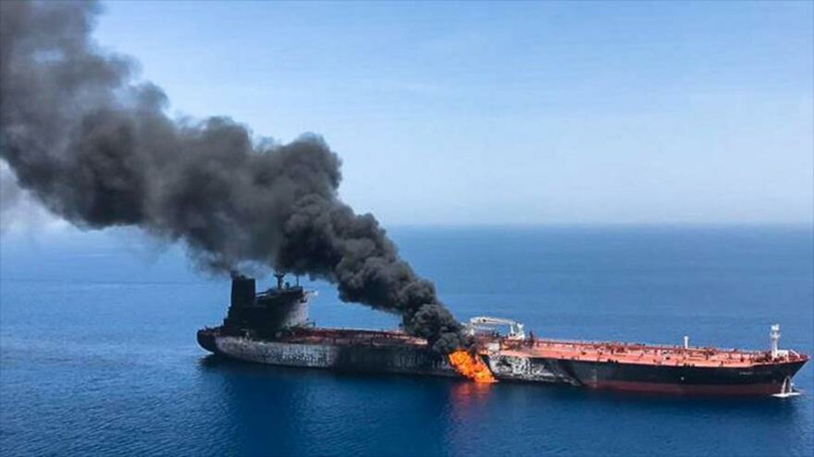 Incendio a bordo de uno de los tanqueros atacados hoy en el mar de Omán. /Foto: HispanTV