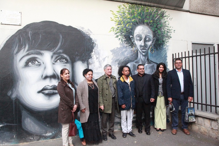 Santiago Hermes junto al alcalde de Vitry, miembros de la delegación cienfueguera, frente al mural de la Avenue del Abbe, Rogger Derry. /Fotos: Cortesía de los entrevistados