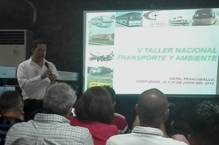 Leandro Méndez Peña; Director de Transporte en Cienfuegos ofrece la bienvenida a los participantes./ Foto: Luzbeidys González Forcades