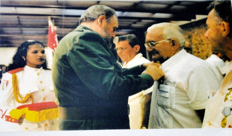 Manuel recibe el Título Honorífico de Héroe del Trabajo de la República de Cuba./Foto: Archivo del entrevistado.