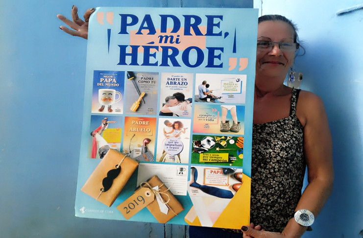 Variado el set de postales que con motivo de la campaña ¡Padre, mi Héroe! sacó al expendio en su red de unidades y estanquillos la Empresa de Correos de Cuba. /Foto: Mireya Ojeda