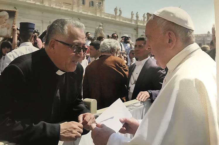 Sacerdote jesuita venezolano Numa Molina le entrega mensaje al Papa Francisco. /Foto: Prensa Latina