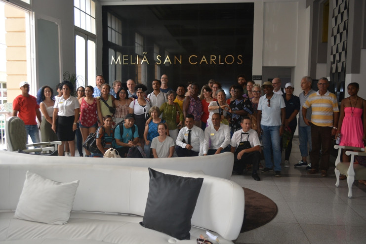 Caravanistas posan con los trabajadores del hotel San Carlos, uno de los demandados ante tribunales de Miami a partir de la activación del capítulo 3 de la Ley Helms-Burton. /Foto: Camilo Villalvilla