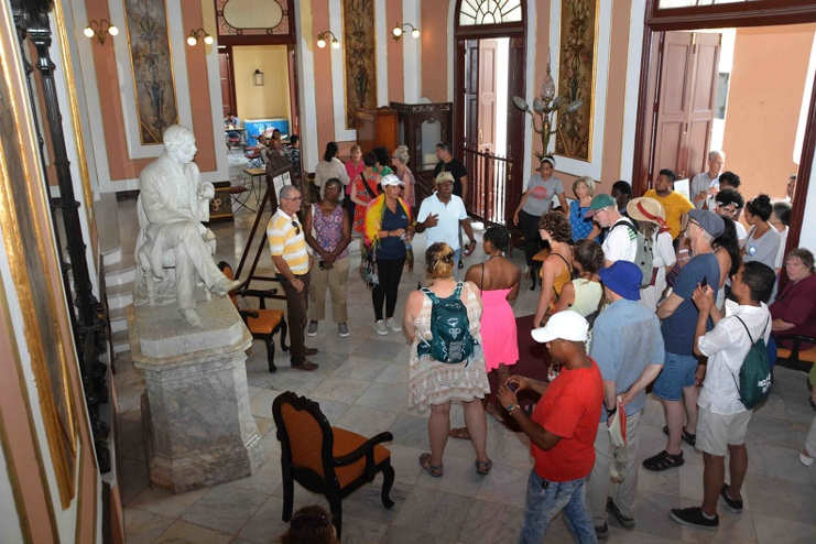 Visitaron el centenario Teatro Tomás Terry, recién restaurado por el bicentenario de la ciudad. /Foto: Modesto Gutiérrez Cabo (ACN)