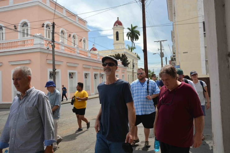 Integrantes de Pastores por la Paz recorren el Centro Histórico de Cienfuegos, entorno declarado Patrimonio Cultural de la Humanidad en 2005. /Foto: Modesto Gutiérrez Cabo (ACN)