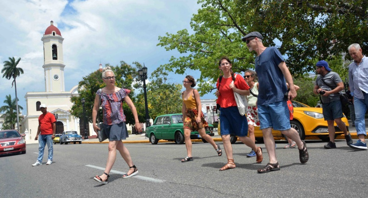 Integrantes de Pastores por la Paz recorren el Centro Histórico de Cienfuegos, entorno declarado Patrimonio Cultural de la Humanidad en 2005. /Foto: Modesto Gutiérrez Cabo (ACN)