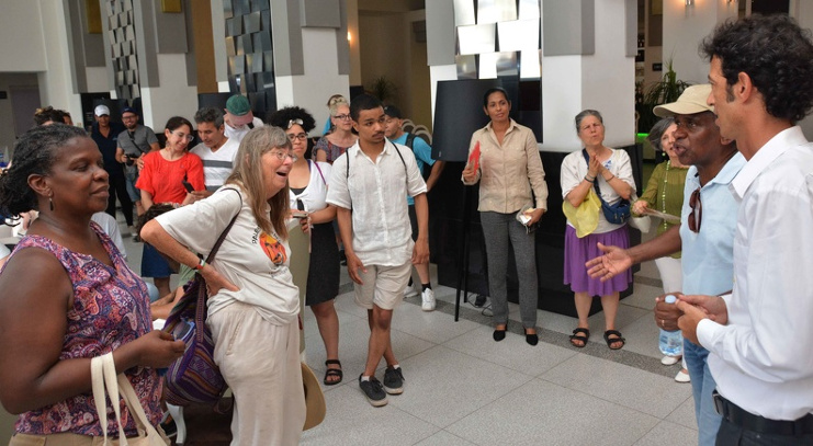 Caravanistas comparten impresiones con trabajadores del hotel Meliá-San Carlos, uno de los demandados ante tribunales de Miami a partir de la activación del capítulo 3 de la Ley Helms-Burton. /Foto: Modesto Gutiérrez Cabo (ACN)