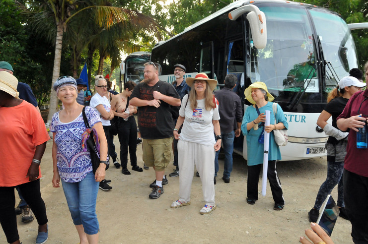 Integrantes de la trigésima caravana Pastores por la Paz a su llegada a la Cooperativa de Producción Agropecuaria Romárico Cordero, de Cienfuegos. /Foto: Juan Carlos Dorado