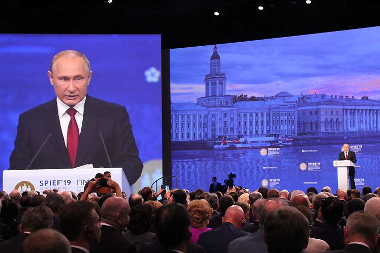 En la sesión plenaria del XXIII Foro Económico Internacional de San Petersburgo, Putin afirmó que la economía mundial de ninguna forma puede depender de reglas establecidas en instituciones judiciales de un país para imponerlas a otros. /Foto: Sputnik
