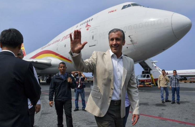 El vicepresidente Tareck El Aissami durante la bienvenida a un avión de carga chino con ayuda humanitaria para Venezuela, el 29 de marzo de 2019. /Foto: AFP