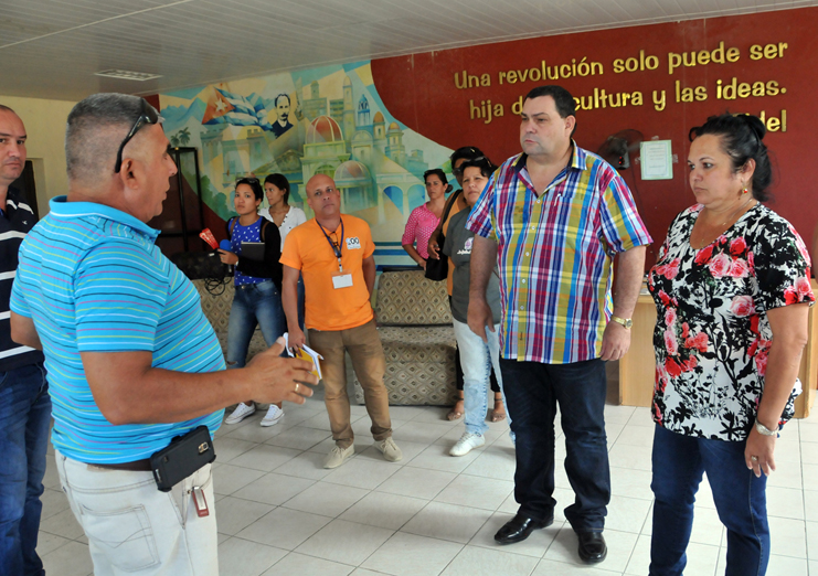 Las autoridades de la provincia se interesan por las cuestiones que hoy demoran la terminación de las obras de restauración en la sede del telecentro Perlavisión. /Foto: Juan Carlos Dorado