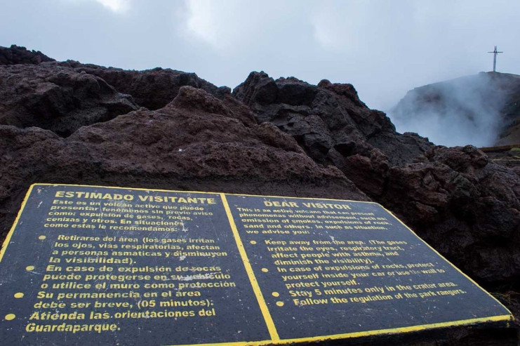 Por tratarse de un volcán activo, carteles en español e inglés alertan al visitante sobre los imprevistos que pueden ocurrir durante la estancia en la zona del cráter y cómo actuar en cada caso. /Foto: laprensa.com.ni