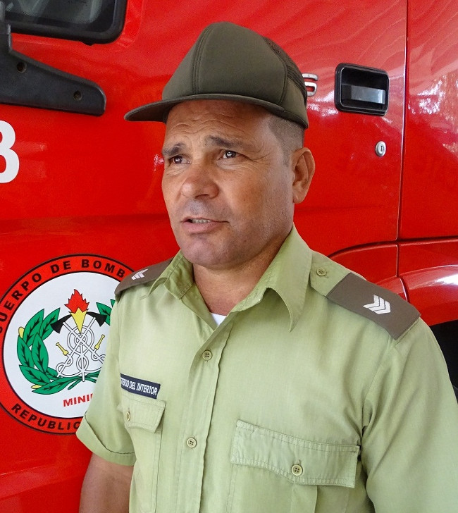 SIEMPRE HE SIDO bombero, desde que pasé el Servicio Militar y luego me hice profesional. Me encanta lo que hago, sobre todo por lo que humanamente significa para quien ayudamos y para nosotros mismos. Hasta cuando no estoy trabajando, cuando ando en la calle sin el uniforme, soy bombero y miembro del MININT. Incluso a mis hijos los he inclinado por este camino. (Capitán Orelvys Rodríguez Navarro, Jefe Comando de Bomberos de la Refinería Camilo Cienfuegos, 47 años)