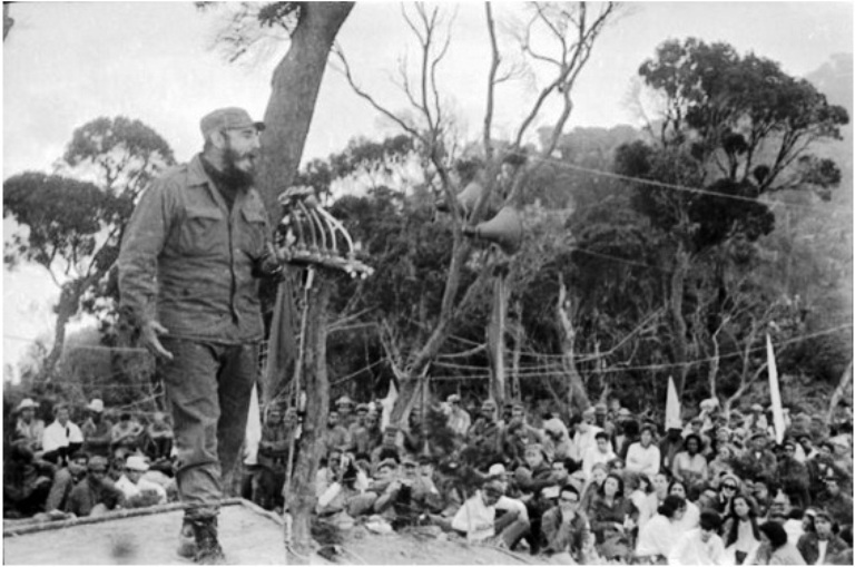 Fidel Castro, en el Pico Cuba, durante la primera graduación de después del Triunfo de la Revolución./Foto: Archivo 
