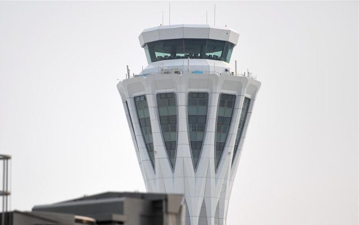 Detalle de la cabina de mando en la torre de control de vuelos del nuevo aeropuerto Pekin-Daxing /Foto: Xinhua/Zhang Chenlin