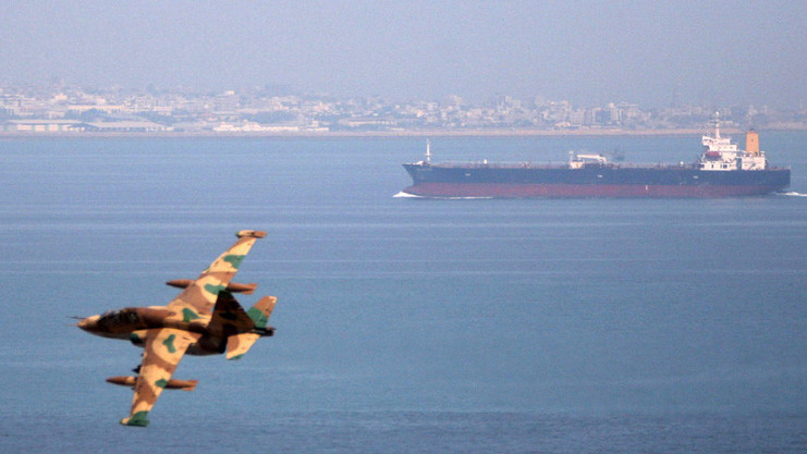 Un avión militar iraní patrulla el golfo Pérsico durante unas maniobras navales. /Foto: Reuters