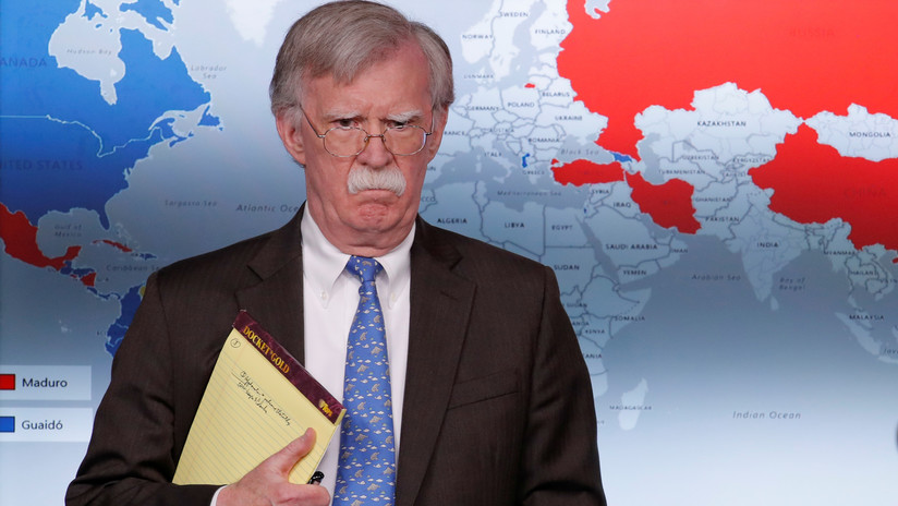 "Tengo [a mi alrededor] dos grupos de personas, tengo palomas y halcones (…) John Bolton es absolutamente un halcón. Si dependiera de él, se enfrentaría al mundo entero de una vez (…) pero eso no importa porque quiero [tener al lado a] ambas partes", dijo Trump. /Foto: Jim Young (Reuters)