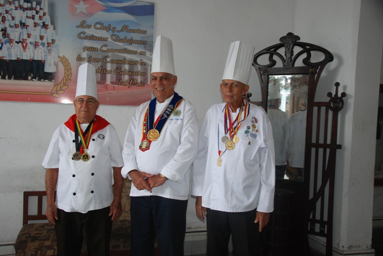 De izquierda a derecha, los chefs Emilio Chávez Morejón, Sergio E. Chinea Díaz y Vivian Rodríguez Salina./Foto: Patricio Chaviano