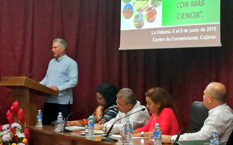 El Presidente cubano participó en la clausura del primer taller "La producción de alimentos con más ciencia". /Foto: Estudios Revolución